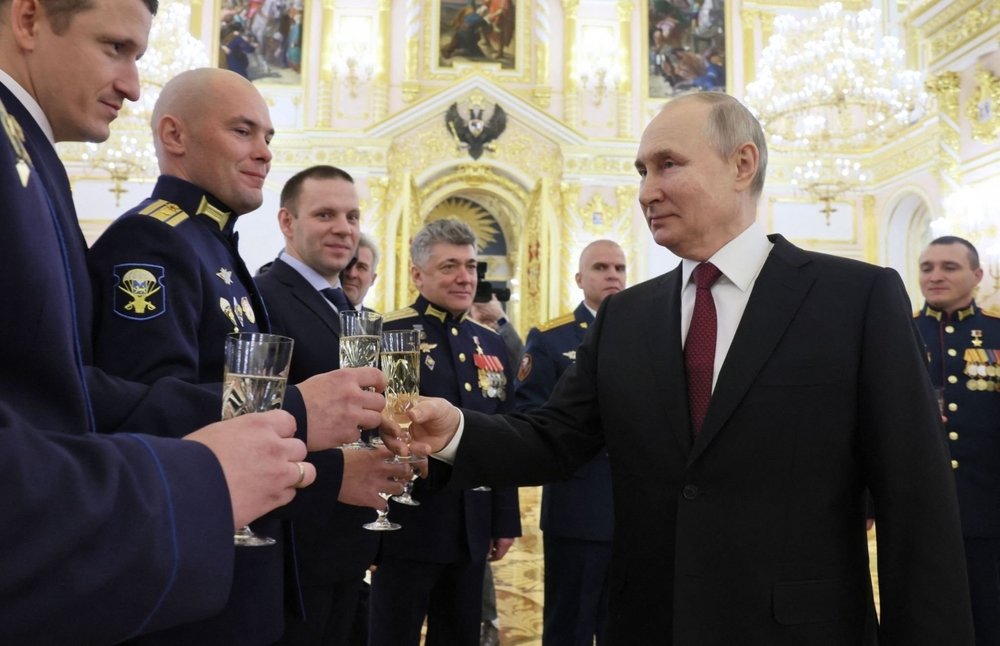 Vladimir Poutine avec des soldats russes lors de la remise de la médaille d'or de l'Étoile, 8 décembre 2022 