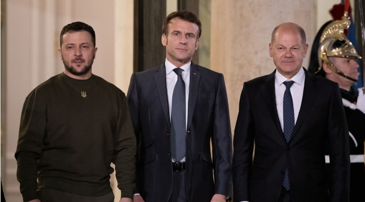 Le président Emmanuel Macron accueille le président Volodymyr Zelensky avec le chancelier Olaf Scholz, Paris, 8 février 2023 