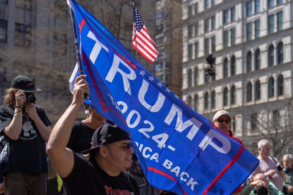 Partisans de Donald Trump rassemblés devant le tribunal pénal de Manhattan, New York, le 4 avril 2023