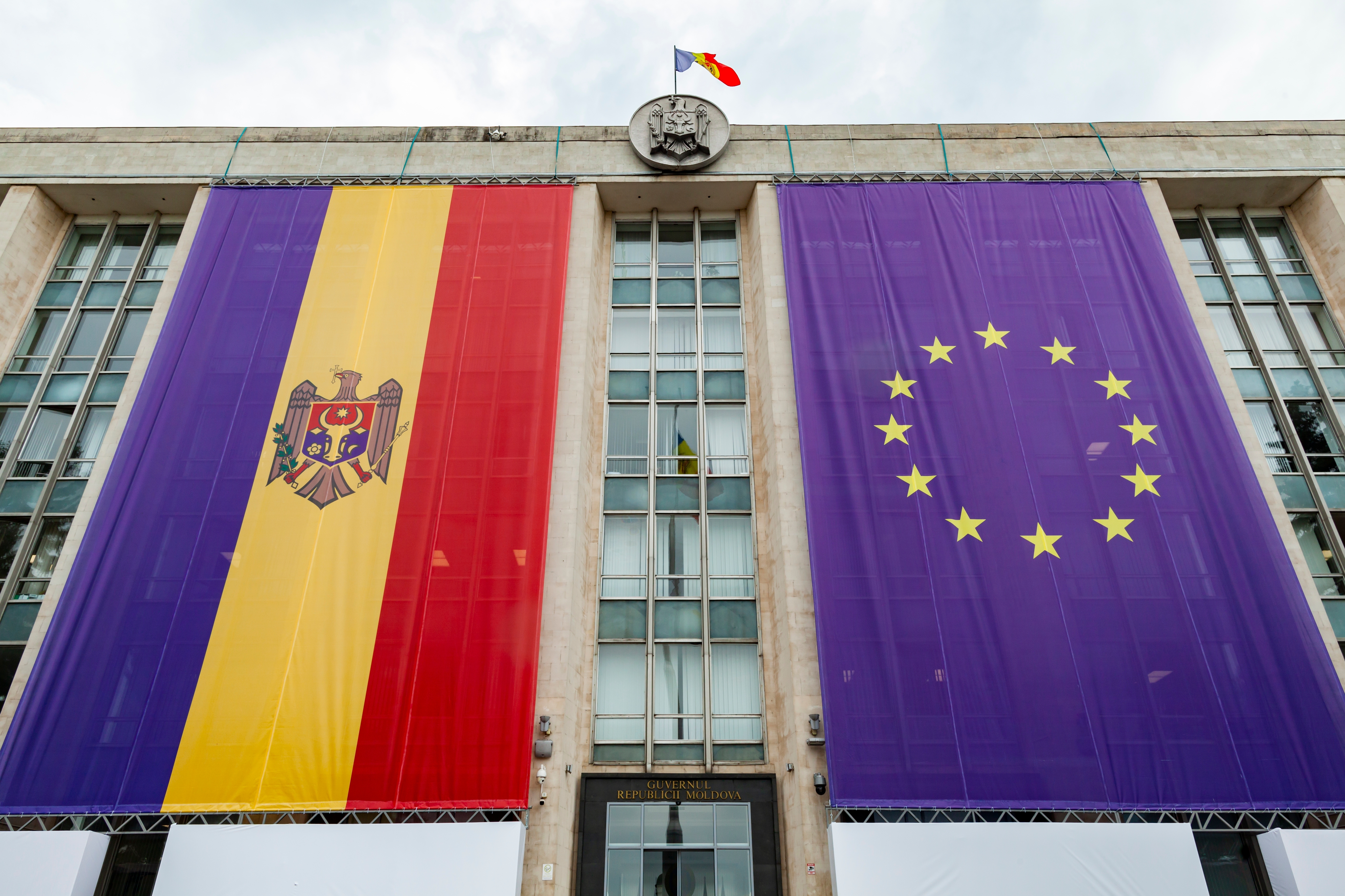 drapeau de la Moldavie (g) drapeau de l'Union européenne (d)