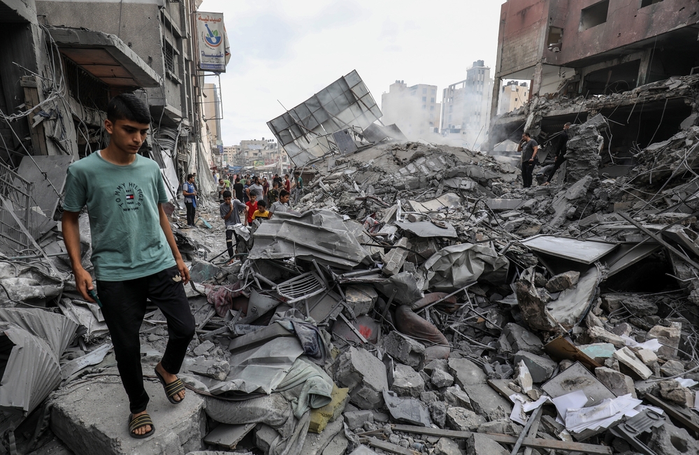 Des Palestiniens fouillent le bâtiment de la municipalité de Khan Yunis, Bande de Gaza, 10 octobre 2023