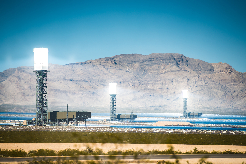 Centrale solaire à concentration dans le désert de Californie - Piotr Zajda