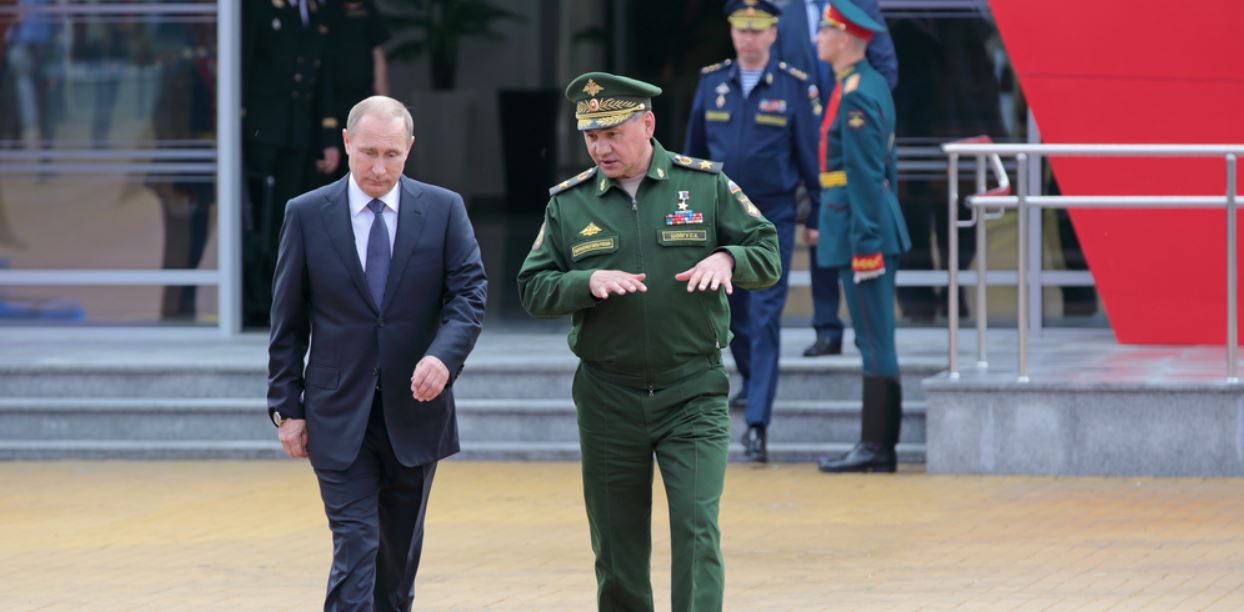 Le président russe Vladimir Poutine et le ministre de la Défense Sergey Shoygu,Kubinka, Russie