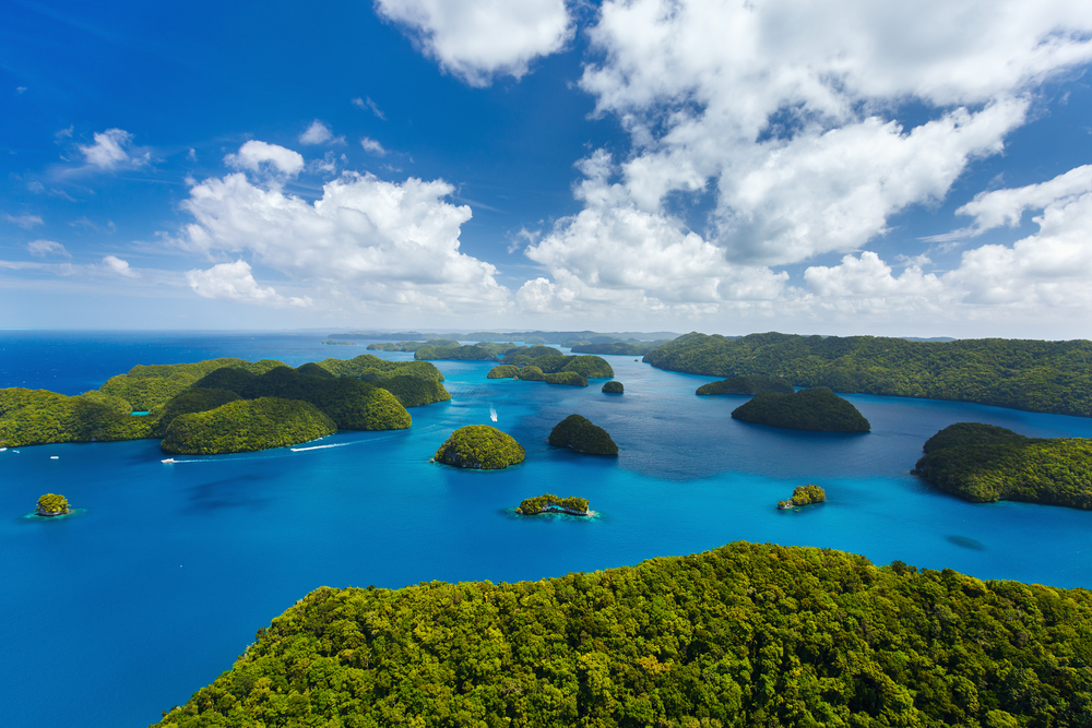 Belle vue sur les îles tropicales des Palaos et l'océan Pacifique d'en haut