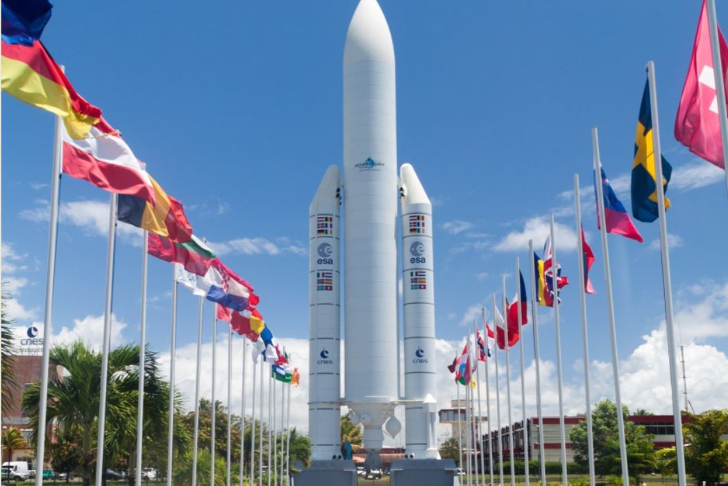 KOUROU, GUYANE FRANÇAISE - 4 AOÛT 2015 : Maquette de la fusée spatiale Ariane 5 et drapeaux des membres de l'ESA.