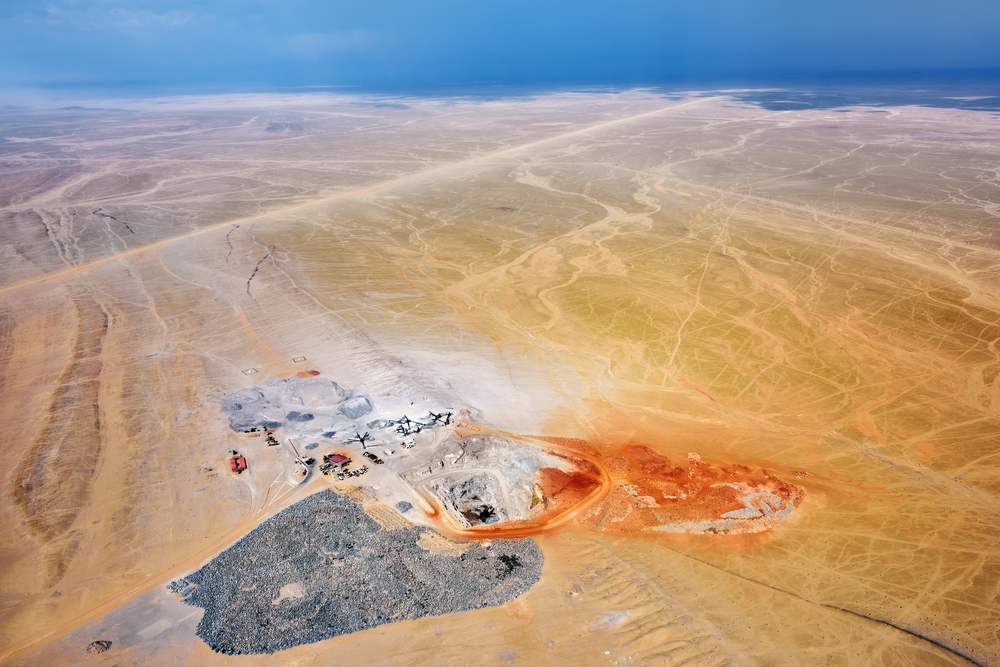 Vue aérienne du développement minier, carrière dans le désert de Namibie