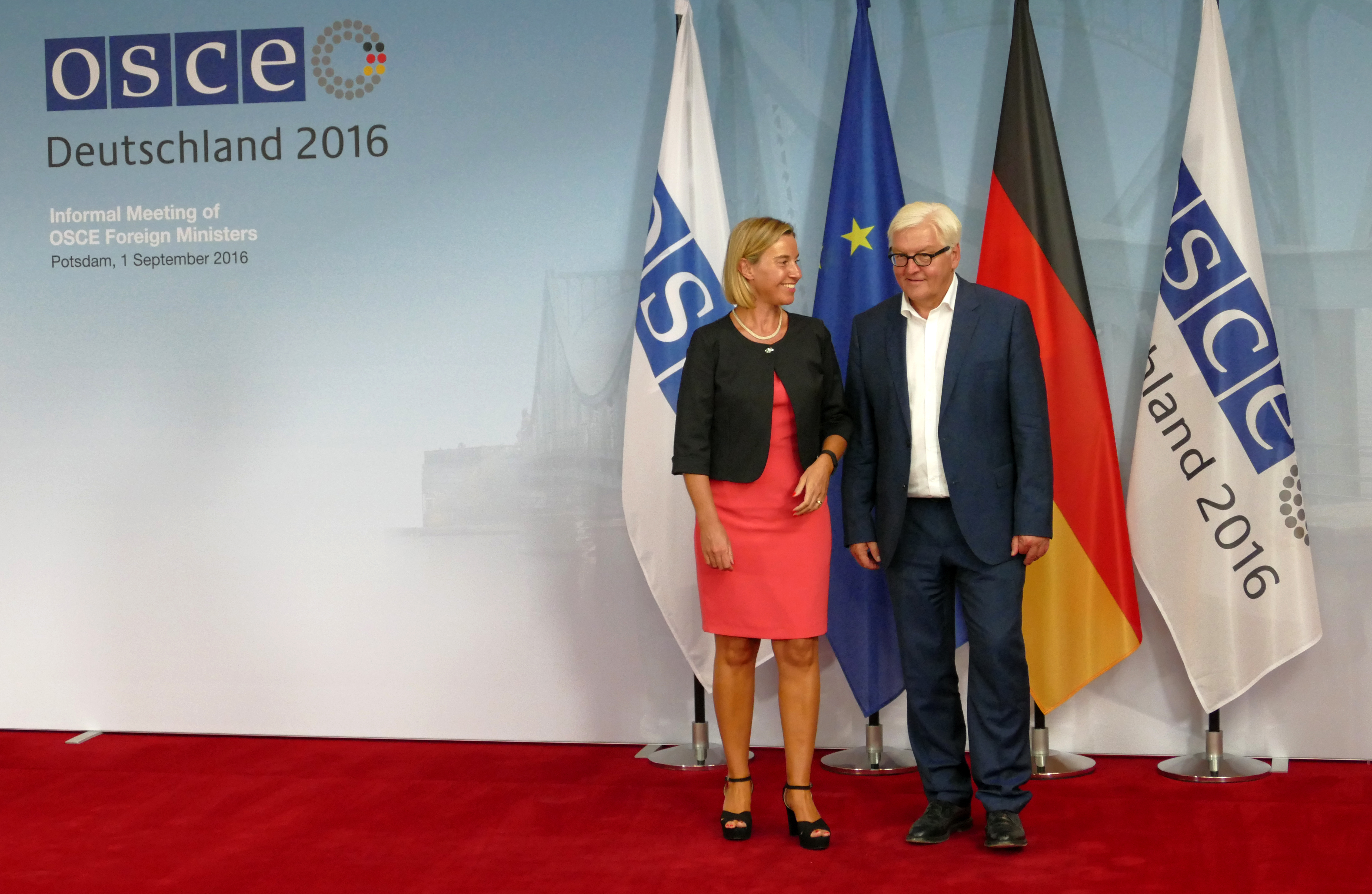 Le ministre fédéral des Affaires étrangères, Frank-Walter Steinmeier, accueille Federica Mogherini, haute représentante de l'UE pour les affaires étrangères et la politique de sécurité. Potsdam, Allemagne. 1er Septembre 2016.