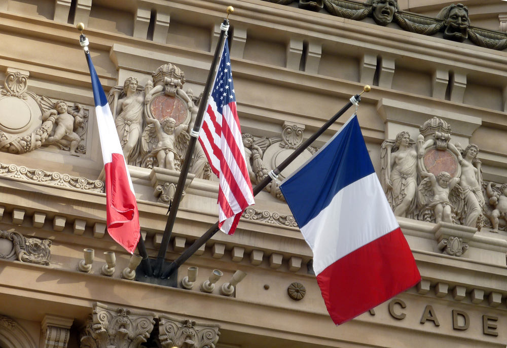 Drapeaux français et américain sur une façade