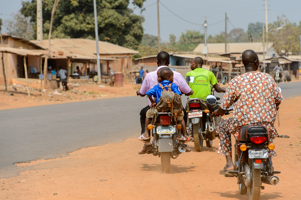 Pira, Bénin - 12 janvier 2017. Les enfants béninois souffrent de la pauvreté due à la mauvaise économie.