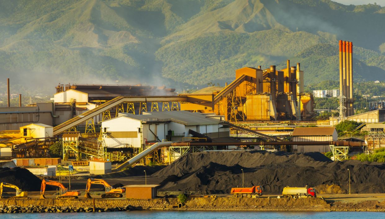 Opérations d'extraction et de fusion de nickel dans le port, Nouméa, Nouvelle-Calédonie