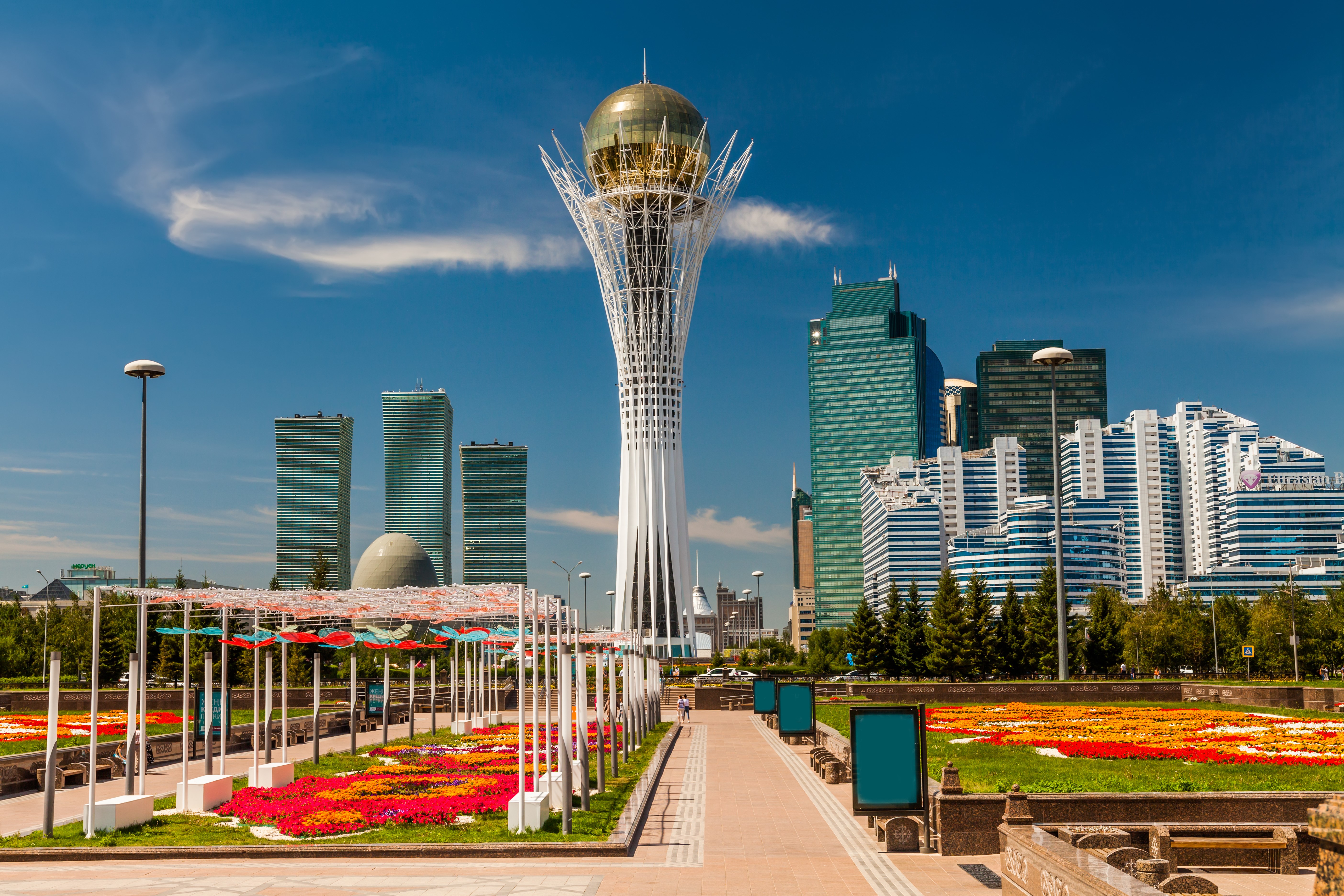 Bayterek Tower, Nurzhol Bulvar. Kazakhstan, Astana © Anton Petrus/Shutterstock.com