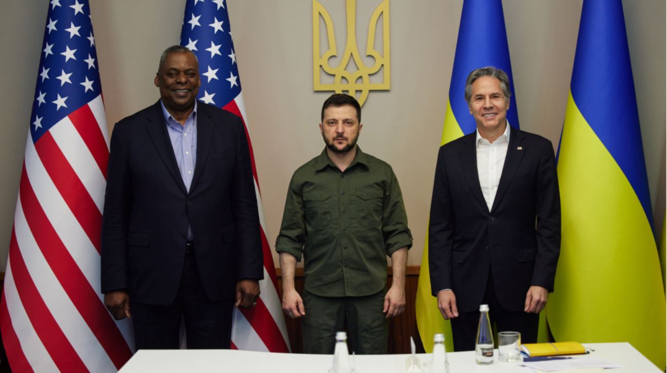 Le président ukrainien Volodymyr Zelenskyy avec le secrétaire d'État américain Tony Blinken et le secrétaire américain à la Défense Lloyd Austin, Kyiv, 24 avril 2022