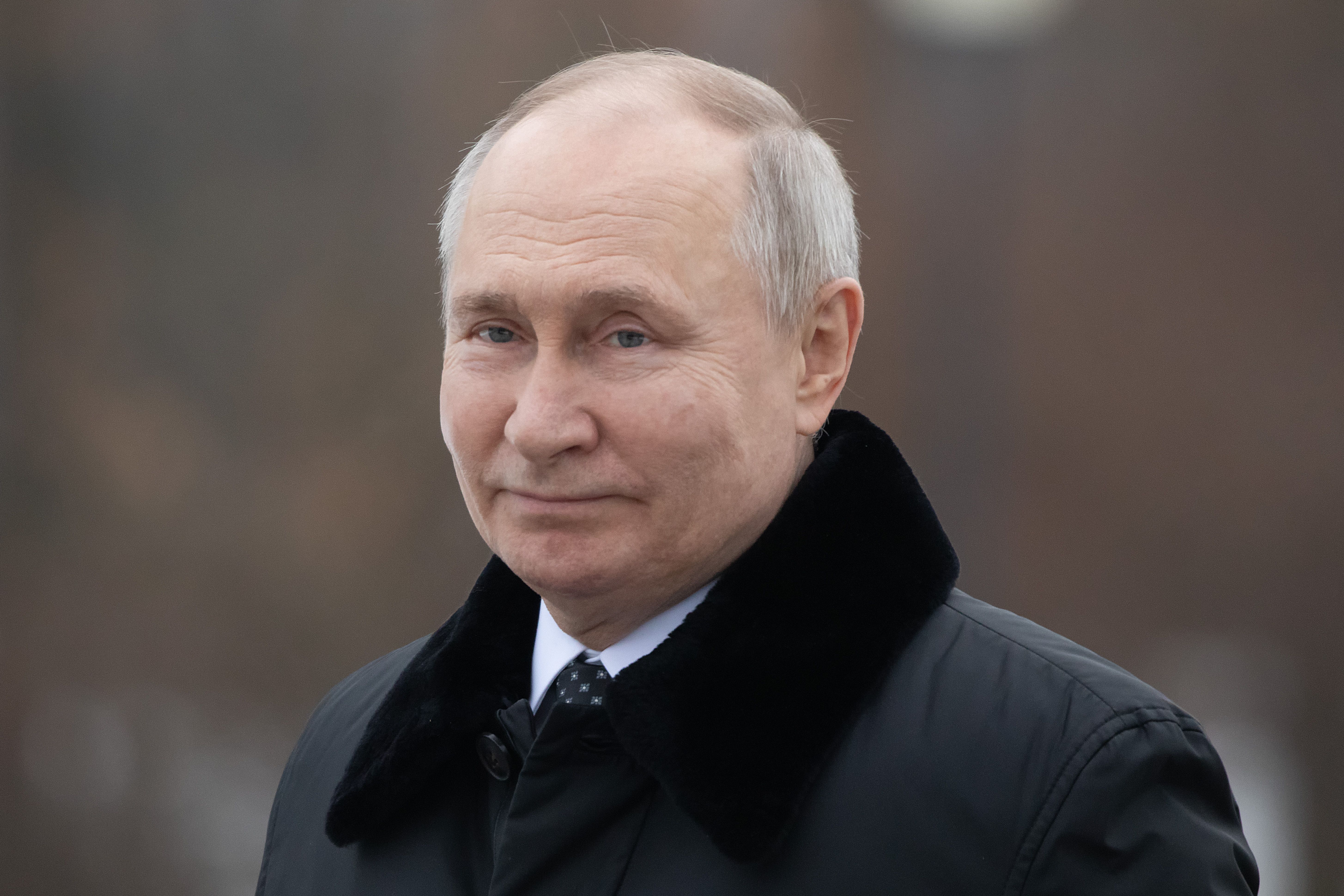 Le président Vladimir Poutine lors de la cérémonie solennelle de dépôt de couronnes au monument de la Patrie, Saint-Pétersbourg - 27 janvier 2024