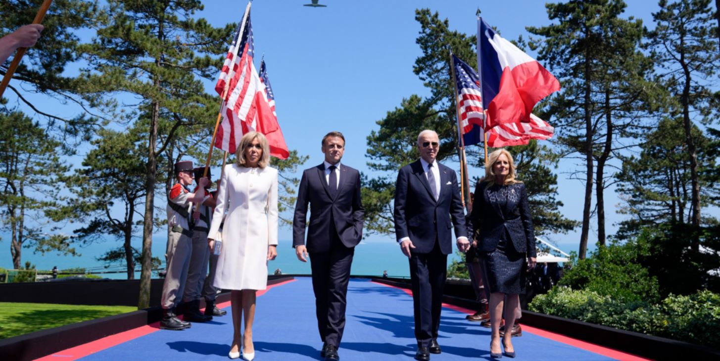 Joe Biden et la première dame Jill Biden avec Emmanuel Macron et son épouse Brigitte Macron à la  cérémonie du 80e anniversaire du débarquement, Colleville-sur-Mer, 6 juin 2024.