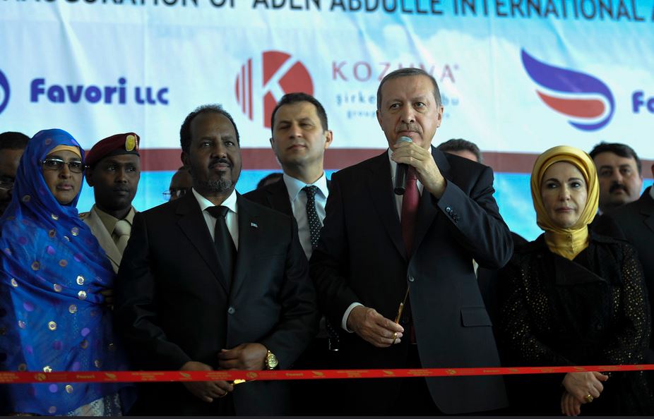 Le président turc Recep Tayyip Erdogan et le président somalien Hassan Sheikh Mohamud inaugurent le nouveau terminal de l'aéroport international Aden Abdulle à Mogadiscio, en Somalie, le 25 janvier 2015.