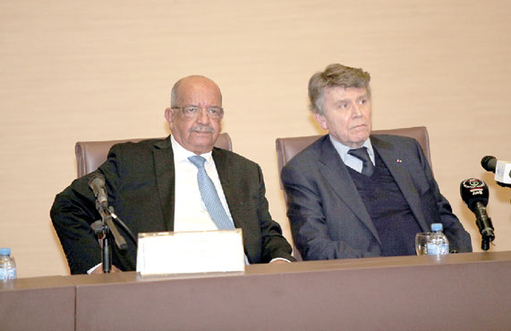 Abdelkader Messahel, ministre des Affaires étrangères de l'Algérie et Thierry de Montbrial, président de l'Ifri