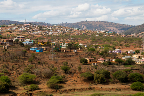 Habitations et huttes dispersées de manière informelle dans une région rurale vallonnée de l'Afrique du Sud