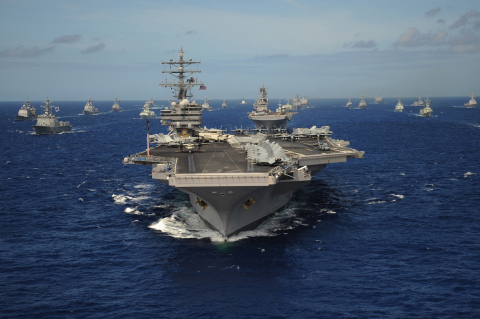 Le porte-avions USS Ronald Reagan dirige une formation de navires alliés à travers l'océan Pacifique