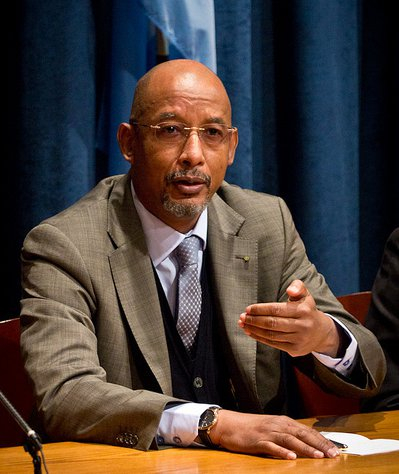 ibrahim-assane-mayaki-nepad-press-brefing-2011-10-07.jpg