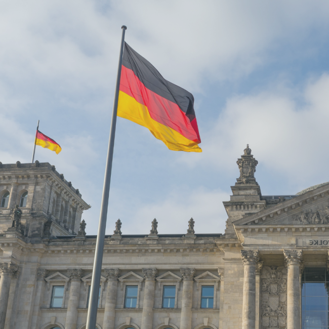 Façade du Parlement allemand avec le drapeau allemand