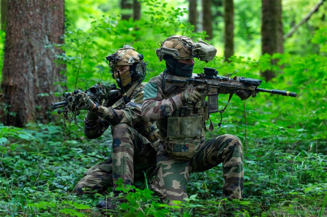 Soldats français lors d’un exercice en forêt