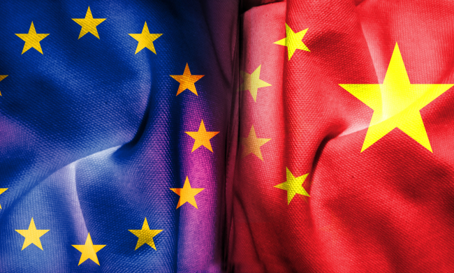 Le drapeau chinois et le drapeau de l'Union européenne