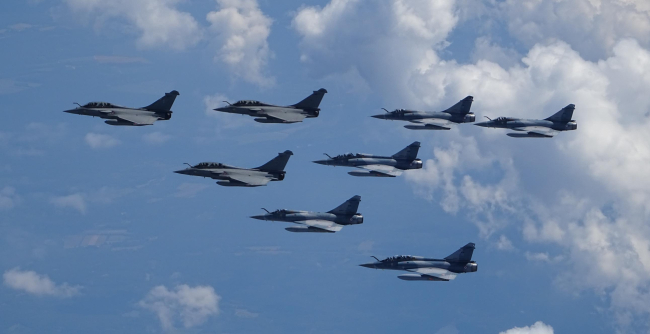 Rafale et Mirage 2000 volant en formation