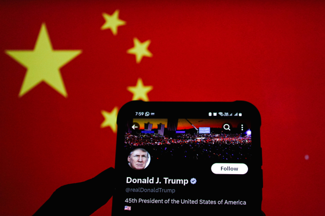 Compte twitter de Donald Trump sur fond du drapeau chinois