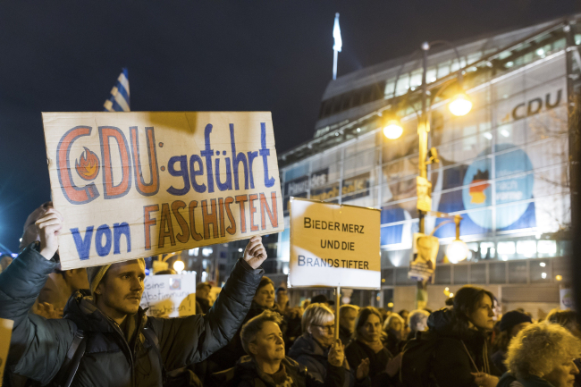 Manifestation devant la Konrad-Adenauer-Haus, après un vote conjoint de la CDU et de l'AfD en faveur d'une politique migratoire plus stricte, Berlin – 30 janvier 2025