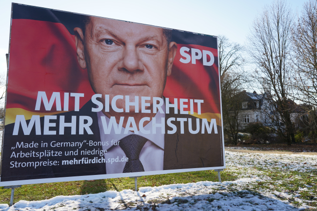 SPD-Plakatwand zur deutschen Bundestagswahl 2025, die den Kanzler und Spitzenkandidaten Olaf Scholz zeigt, Postdam, Deutschland, 13. Januar 2025